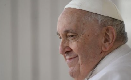 vaticannews_it's tweet photo. "Vi dico una cosa: non eravate soli nel vostro cammino, neppure quando avete fatto gli sbagli brutti, c’era il Signore lì. E il Signore pronto a prenderti per mano, per aiutarti a sollevarti". #Popecast #PapaFrancesco

Ascolta e leggi: https://t.co/iZMHl6Jpi0 https://t.co/6SPOBD2kPG
