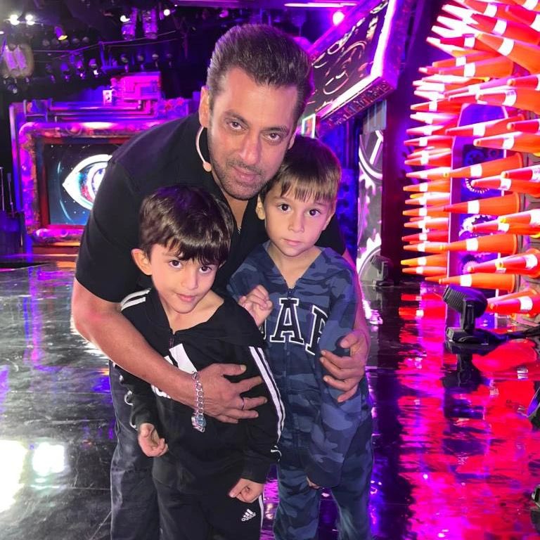 SalmanKhanHolic's tweet image. ★#Krushna :Love the pic❤️as 2 toh jaan hai hee 3 one also our jaan🤗bhai lots of love to u always❤️yest i was leaving for #biggboss shoot&amp;amp;these lil ones asked me"aap dabang ke saath shoot kar rahe ho humko aana hai"this is for 1st time they asked to meet some one 🙂
#SalmanKhan