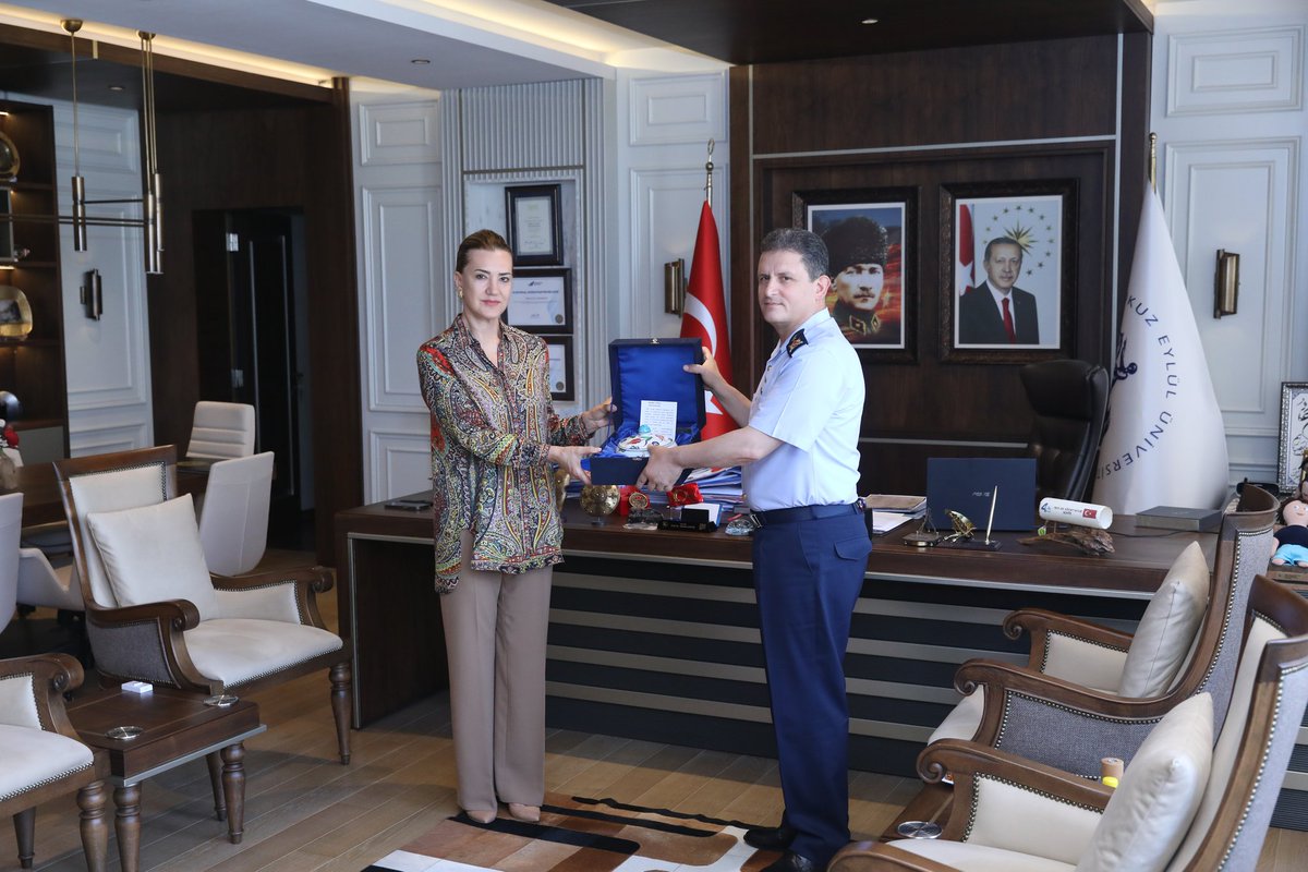 Hava Eğitim Komutan Yardımcısı Tümgeneral Sn. Selçuk Aygün, Rektörlüğümüzü ziyaret etti. Görüşmede Rektörümüz <a href="/hotar_nukhet/">Prof. Dr. Nükhet Hotar</a>, ülkemizin hava gücünü oluşturan gurur kaynağımız Türk Hava Kuvvetleri'nin ulusal savunmamızı destekleyen yeni teknolojilerine #universitemDEU'nun