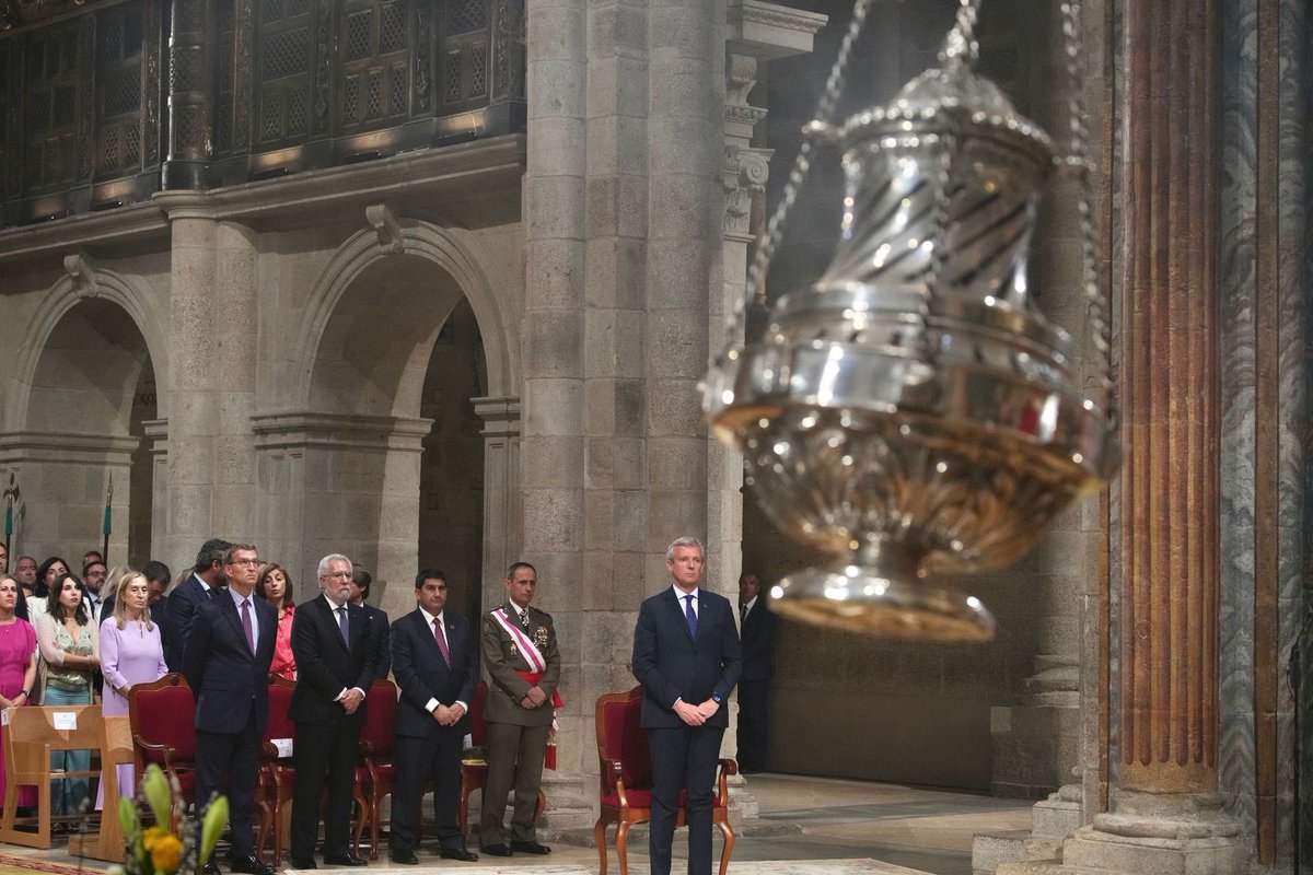 NunezFeijoo's tweet photo. Es un honor asistir un año más a la festividad del Apóstol Santiago, patrón de Galicia y de España.

Feliz día a todos. https://t.co/FlfylrETYZ