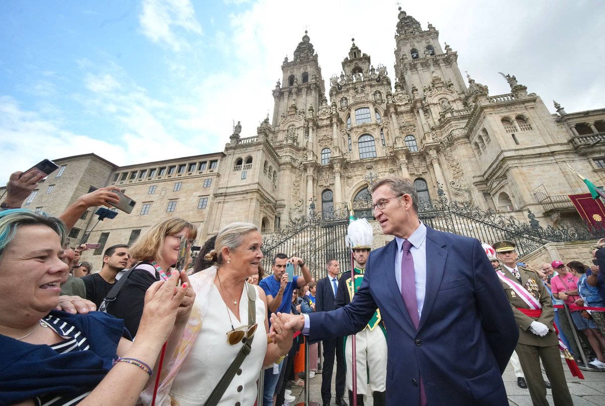 NunezFeijoo's tweet photo. Es un honor asistir un año más a la festividad del Apóstol Santiago, patrón de Galicia y de España.

Feliz día a todos. https://t.co/FlfylrETYZ