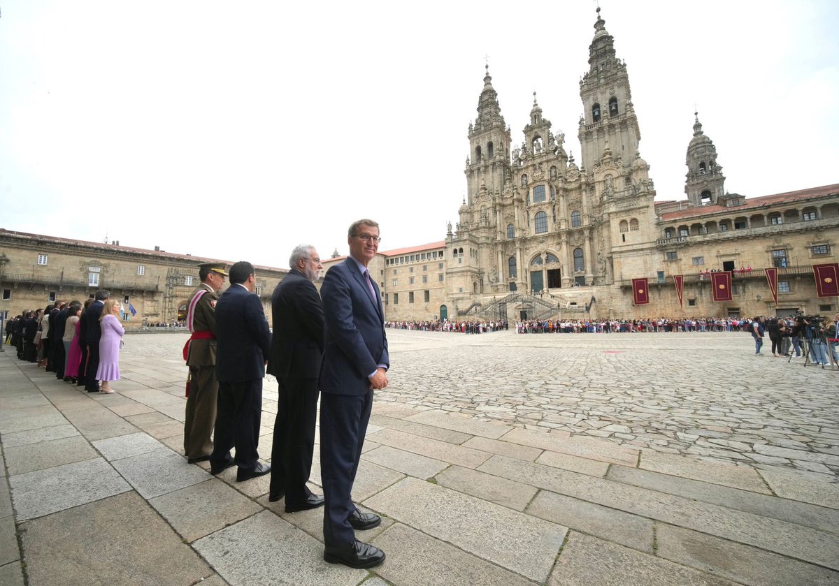 NunezFeijoo's tweet photo. Es un honor asistir un año más a la festividad del Apóstol Santiago, patrón de Galicia y de España.

Feliz día a todos. https://t.co/FlfylrETYZ