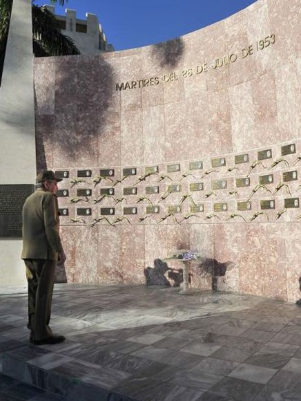 En el viaje en tren a Santiago (24-25/07/53) es que Raúl conoció cuál era el objetivo de la acción. Luego escribió: "Durante el viaje todo lo miraba con esa avidez que despierta el sentimiento de la última vez". No cayó. Sigue aquí, eternamente fiel a sus hermanos. #70Moncada