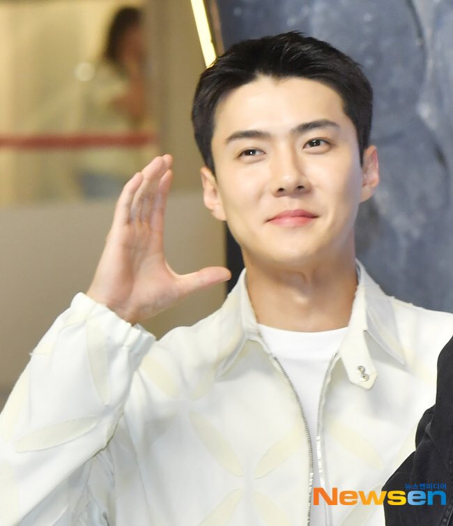milkteus's tweet photo. sehun at kyungsoo’s ‘the moon’ vip premiere today! 🤍 https://t.co/Kg2Bjd1pBs