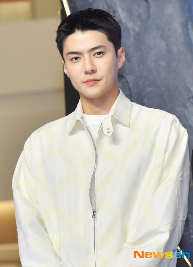 milkteus's tweet photo. sehun at kyungsoo’s ‘the moon’ vip premiere today! 🤍 https://t.co/Kg2Bjd1pBs