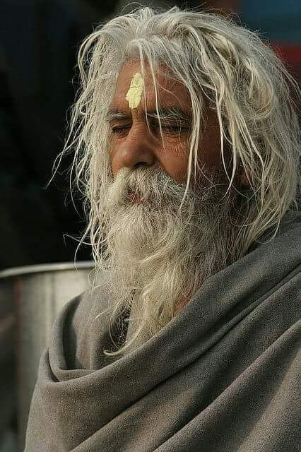 Sanatani_Purnim's tweet photo. एक प्रेरणा दायक कहानी जो आपको जरूर पढ़नी चाहिए...

श्री अयोध्या जी में 'कनक भवन' एवं 'हनुमानगढ़ी' के बीच में एक आश्रम है जिसे 'बड़ी जगह' अथवा 'दशरथ महल' के नाम से जाना जाता है।
काफी पहले वहाँ एक सन्त रहा करते थे जिनका नाम था श्री रामप्रसाद जी। उस समय अयोध्या जी में इतनी भीड़ भाड़ नहीं होती थी। ज्यादा लोग नहीं आते थे। 
श्री रामप्रसाद जी ही उस समय बड़ी जगह के कर्ता धर्ता थे। वहाँ बड़ी जगह में मन्दिर है जिसमें पत्नियों सहित चारों भाई (श्री राम, श्री लक्ष्मण, श्री भरत एवं श्री शत्रुघ्न जी) एवं हनुमान जी की सेवा होती है। चूंकि सब के सब फक्कड़ सन्त थे... तो नित्य मन्दिर में जो भी थोड़ा बहुत चढ़ावा आता था उसी से मन्दिर एवं आश्रम का खर्च चला करता था।
प्रतिदिन मन्दिर में आने वाला सारा चढ़ावा एक बनिए (जिसका नाम था पलटू बनिया) को भिजवाया जाता था। उसी धन से थोड़ा बहुत जो भी राशन आता था... उसी का भोग-प्रसाद बनकर भगवान को भोग लगता था और जो भी सन्त आश्रम में रहते थे वे खाते थे। 
एक बार प्रभु की ऐसी लीला हुई कि मन्दिर में कुछ चढ़ावा आया ही नहीं। अब इन साधुओं के पास कुछ जोड़ा गांठा तो था नहीं... तो क्या किया जाए...? कोई उपाय ना देखकर श्री रामप्रसाद जी ने दो साधुओं को पलटू बनिया के पास भेज के कहलवाया कि भइया आज तो कुछ चढ़ावा आया नहीं है...

अतः थोड़ा सा राशन उधार दे दो... कम से कम भगवान को भोग तो लग ही जाए। पलटू बनिया ने जब यह सुना तो उसने यह कहकर मना कर दिया कि मेरा और महन्त जी का लेना देना तो नकद का है... मैं उधार में कुछ नहीं दे पाऊँगा।
श्री रामप्रसाद जी को जब यह पता चला तो "जैसी भगवान की इच्छा" कहकर उन्होंने भगवान को उस दिन जल का ही भोग लगा दिया। सारे साधु भी जल पी के रह गए। प्रभु की ऐसी परीक्षा थी कि रात्रि में भी जल का ही भोग लगा और सारे साधु भी जल पीकर भूखे ही सोए। वहाँ मन्दिर में नियम था कि शयन कराते समय भगवान को एक बड़ा सुन्दर पीताम्बर ओढ़ाया जाता था तथा शयन आरती के बाद श्री रामप्रसाद जी नित्य करीब एक घण्टा बैठकर भगवान को भजन सुनाते थे। पूरे दिन के भूखे रामप्रसाद जी बैठे भजन गाते रहे और नियम पूरा करके सोने चले गए।

धीरे-धीरे करके रात बीतने लगी। करीब आधी रात को पलटू बनिया के घर का दरवाजा किसी ने खटखटाया। वो बनिया घबरा गया कि इतनी रात को कौन आ गया। जब आवाज सुनी तो पता चला कुछ बच्चे दरवाजे पर शोर मचा रहे हैं, 'अरे पलटू... पलटू सेठ... अरे दरवाजा खोल...।' 
उसने हड़बड़ा कर खीझते हुए दरवाजा खोला। सोचा कि जरूर ये बच्चे शरारत कर रहे होंगे... अभी इनकी अच्छे से डांट लगाऊँगा। जब उसने दरवाजा खोला तो देखता है कि चार लड़के जिनकी अवस्था बारह वर्ष से भी कम की होगी... एक पीताम्बर ओढ़ कर खड़े हैं।
वे चारों लड़के एक ही पीताम्बर ओढ़े थे। उनकी छवि इतनी मोहक... ऐसी लुभावनी थी कि ना चाहते हुए भी पलटू का सारा क्रोध प्रेम में परिवर्तित हो गया और वह आश्चर्य से पूछने लगा, 
'बच्चों...! तुम हो कौन और इतनी रात को क्यों शोर मचा रहे हो...?'
बिना कुछ कहे बच्चे घर में घुस आए और बोले, हमें रामप्रसाद बाबा ने भेजा है। ये जो पीताम्बर हम ओढ़े हैं... इसका कोना खोलो... इसमें सोलह सौ रुपए हैं... निकालो और गिनो।' ये वो समय था जब आना और पैसा चलता था। सोलह सौ उस समय बहुत बड़ी रकम हुआ करती थी। 

जल्दी जल्दी पलटू ने उस पीताम्बर का कोना खोला तो उसमें सचमुच चांदी के सोलह सौ सिक्के निकले। प्रश्न भरी दृष्टि से पलटू बनिया उन बच्चों को देखने लगा। तब बच्चों ने कहा, 'इन पैसों का राशन कल सुबह आश्रम भिजवा देना।'
अब पलटू बनिया को थोड़ी शर्म आई, 'हाय...! आज मैंने राशन नहीं दिया... लगता है महन्त जी नाराज हो गए हैं... इसीलिए रात में ही इतने सारे पैसे भिजवा दिए।' पश्चाताप, संकोच और प्रेम के साथ उसने हाथ जोड़कर कहा, 'बच्चों...! मेरी पूरी दुकान भी उठा कर मैं महन्त जी को दे दूँगा तो भी ये पैसे ज्यादा ही बैठेंगे। इतने मूल्य का सामान देते-देते तो मुझे पता नहीं कितना समय लग जाएगा।'
बच्चों ने कहा, 'ठीक है... आप एक साथ मत दीजिए... थोड़ा-थोड़ा करके अब से नित्य ही सुबह-सुबह आश्रम भिजवा दिया कीजिएगा... आज के बाद कभी भी राशन के लिए मना मत कीजिएगा।' पलटू बनिया तो मारे शर्म के जमीन में गड़ा जाए। 
वो फिर हाथ जोड़कर बोला, 'जैसी महन्त जी की आज्ञा।' इतना कह सुन के वो बच्चे चले गए लेकिन जाते जाते पलटू बनिया का मन भी ले गए।
इधर सवेरे सवेरे मंगला आरती के लिए जब पुजारी जी ने मन्दिर के पट खोले तो देखा भगवान का पीताम्बर गायब है। उन्होंने ये बात रामप्रसाद जी को बताई और सबको लगा कि कोई रात में पीताम्बर चुरा के ले गया। जब थोड़ा दिन चढ़ा तो गाड़ी में ढेर सारा सामान लदवा के कृतज्ञता के साथ हाथ जोड़े हुए पलटू बनिया आया और सीधा रामप्रसाद जी के चरणों में गिरकर क्षमा माँगने लगा।
रामप्रसाद जी को तो कुछ पता ही नहीं था। वे पूछें, 'क्या हुआ... अरे किस बात की माफी मांग रहा है।' पर पलटू बनिया उठे ही ना और कहे, 'महाराज रात में पैसे भिजवाने की क्या आवश्यकता थी... मैं कान पकड़ता हूँ आज के बाद कभी भी राशन के लिए मना नहीं करूँगा और ये रहा आपका पीताम्बर... वो बच्चे मेरे यहाँ ही छोड़ गए थे... बड़े प्यारे बच्चे थे... इतनी रात को बेचारे पैसे लेकर आ भी गये... 

आप बुरा ना मानें तो मैं एक बार उन बालकों को फिर से देखना चाहता हूँ।' जब रामप्रसाद जी ने वो पीताम्बर देखा तो पता चला ये तो हमारे मन्दिर का ही है जो गायब हो गया था। अब वो पूछें कि, 'ये तुम्हारे पास कैसे आया?' तब उस बनिया ने रात वाली पूरी घटना सुनाई। अब तो रामप्रसाद जी भागे जल्दी से और सीधा मन्दिर जाकर भगवान के पैरों में पड़कर रोने लगे कि, 'हे भक्तवत्सल...! मेरे कारण आपको आधी रात में इतना कष्ट उठाना पड़ा और कष्ट उठाया सो उठाया मैंने जीवन भर आपकी सेवा की... मुझे तो दर्शन ना हुआ... और इस बनिए को आधी रात में दर्शन देने पहुँच गए।'

जब पलटू बनिया को पूरी बात पता चली तो उसका हृदय भी धक् से होके रह गया कि जिन्हें मैं साधारण बालक समझ बैठा वे तो त्रिभुवन के नाथ थे... अरे मैं तो चरण भी न छू पाया। अब तो वे दोनों ही लोग बैठ कर रोएँ। इसके बाद कभी भी आश्रम में राशन की कमी नहीं हुई। आज तक वहाँ सन्त सेवा होती आ रही है। इस घटना के बाद ही पलटू बनिया को वैराग्य हो गया और यह पलटू बनिया ही बाद में श्री पलटूदास जी के नाम से विख्यात हुए।
श्री रामप्रसाद जी की व्याकुलता उस दिन हर क्षण के साथ बढ़ती ही जाए और रात में शयन के समय जब वे भजन गाने बैठे तो मूर्छित होकर गिर गए। संसार के लिए तो वे मूर्छित थे किन्तु मूर्च्छावस्था में ही उन्हें पत्नियों सहित चारों भाइयों का दर्शन हुआ और उसी दर्शन में श्री जानकी जी ने उनके आँसू पोंछे तथा अपनी ऊँगली से इनके माथे पर बिन्दी लगाई जिसे फिर सदैव इन्होंने अपने मस्तक पर धारण करके रखा। उसी के बाद से इनके आश्रम में बिन्दी वाले तिलक का प्रचलन हुआ।
वास्तव में प्रभु चाहें तो ये अभाव... ये कष्ट भक्तों के जीवन में कभी ना आए परन्तु प्रभु जानबूझकर इन्हें भेजते हैं ताकि इन लीलाओं के माध्यम से ही जो अविश्वासी जीव हैं... वे सतर्क हो जाएं... उनके हृदय में विश्वास उत्पन्न हो सके।जैसे प्रभु ने आकर उनके कष्ट का निवारण किया ऐसे ही हमारा भी कर दे..!!

जय सियाराम🙏🙏