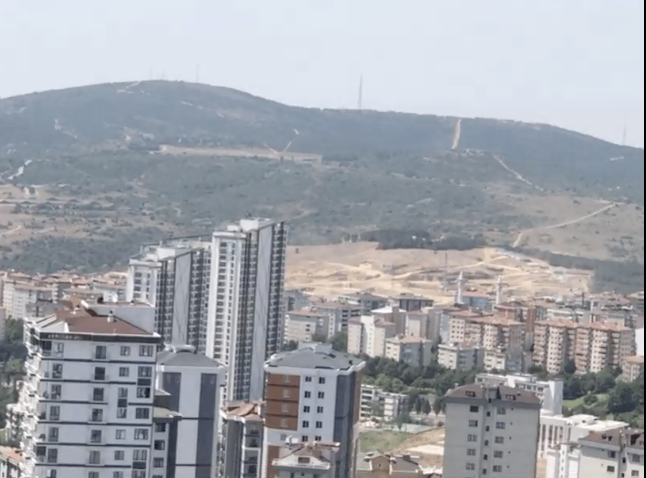 TurhanBozkurTV's tweet photo. 🟥İstanbul Kartal'da inşaat için yüzlerce ağaç kesildi. Arazi daha evvel Türk Silahlı Kuvvetleri'ne aitti. https://t.co/kQHZMmjD3R