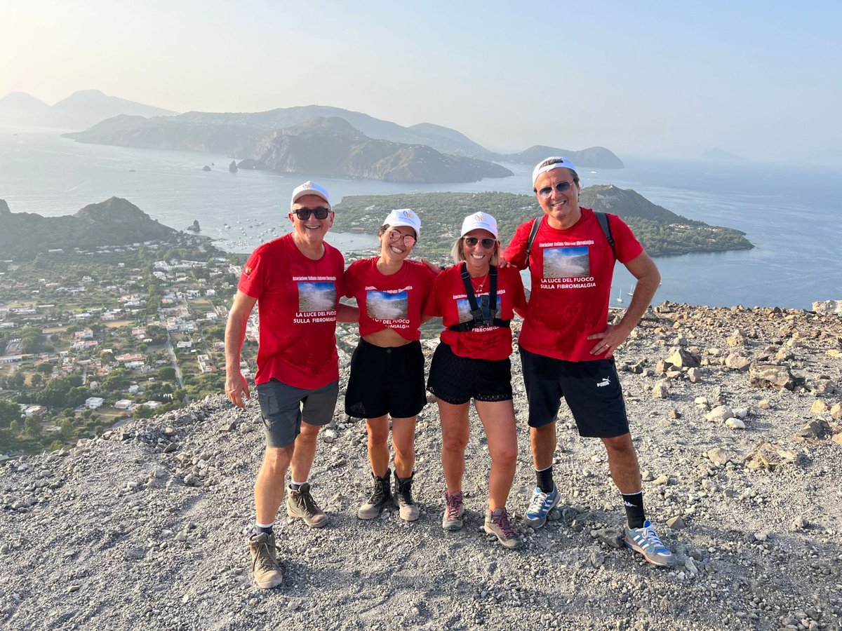 INGVambiente's tweet photo. La sfida dell’associazione pazienti Aisf-ODV legata al #fuoco insieme all' #INGV . In cima al cratere dell'#isoladivulcano per rendere visibili le problematiche delle persone con #fibromialgia https://t.co/iuInFegjo6