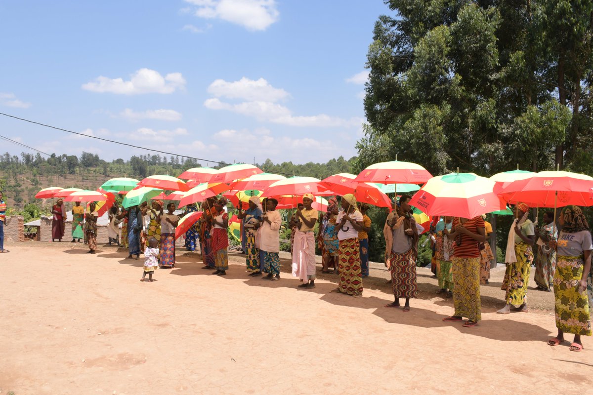 Gitega's tweet photo. #Burundi Sous l’appui financier du @progrfidabdi , le Projet #PIPARV_B dans son volet de développement inclusif en partenariat avec la #DPDFS). Plus de 1040 adultes de la 1ère et 2ème promotion sont déjà alphabétisés dans 7 communes d'intervention du projet en @Gitega. https://t.co/MpnbJ2nnbe