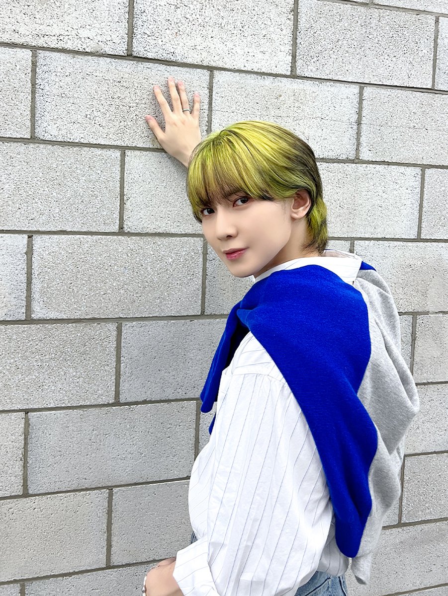 ATEEZofficial's tweet photo. [📷] SBS MTV '더쇼' 여상 MC Behind Photo
⠀
여름의 청량함🌊이 잘 어울리는 여상이
오늘도 에이티니를 생각하며 맑은 미소 발사🤭✨
⠀
#ATEEZ #에이티즈 #YEOSANG #여상 https://t.co/C3mYZhgSqg