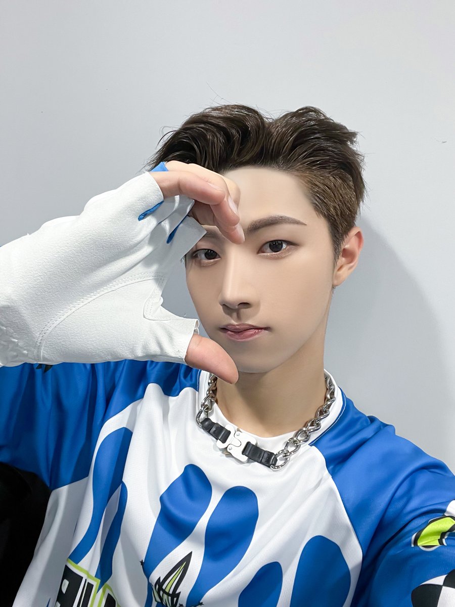 xikers_official's tweet photo. [#현우] 스페인 공연 때 셀카 ‼ 😝 진짜 진짜 재밌었어요 🥳
#xikers #싸이커스 https://t.co/s5HMOvvPfd