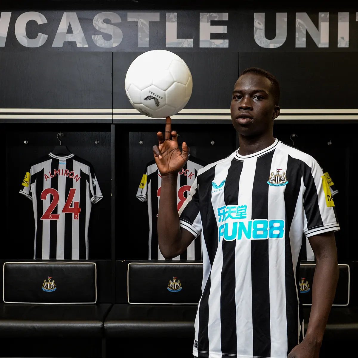 FrenchNewcastle's tweet photo. 🚨Garang Kuol est sur le point de conclure un prêt avec le FC Volendam. Il y avait un intérêt, mais la préférence du club était d'envoyer le joueur de 18 ans en Hollande en raison de la réputation de l'Eredivisie pour le développement de jeunes joueurs. [ @jwhitey98 ] 
#NUFC https://t.co/oRt9bAVrCS