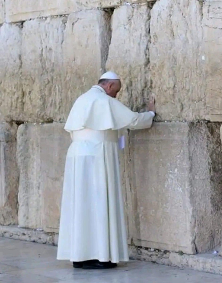 objectvmedia's tweet photo. According to your religion, which of these stones is evil and which one is holy? Explain #BeObjectv https://t.co/sXijMIQwuY