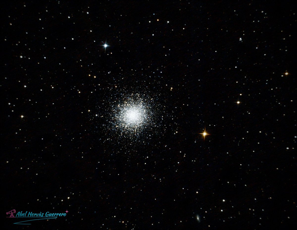 Gran cúmul d'Hèrcules 
M13 és un gran esfera d'estrelles (~500.000) té diàmetre d'uns 150 anys llum,  el podem trobar aquestes nits d'estiu ben amunt a la constel·lació d'Hèrcules a 25.000 anys llum.
part inferior es pot observar una petita galàxia en espiral  a 500 M d'anys llum