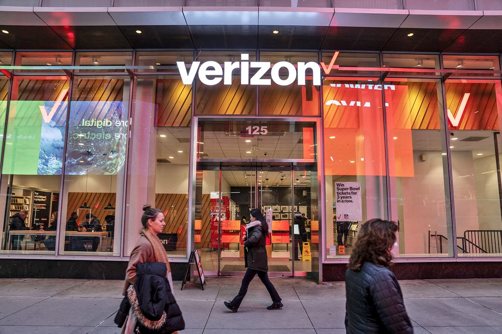 Investingcom's tweet photo. ⚠️BREAKING:

*VERIZON 2Q EARNINGS PER SHARE $1.21, EST. $1.17

*VERIZON 2Q REV. $32.60B, EST. $33.35B

https://t.co/8BnrY0f7ww

$VZ https://t.co/6R6cBOhIL3