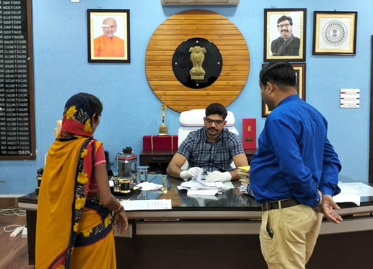 DCChatra's tweet photo. उपायुक्त  श्री अबु इमरान ने जनता दरबार के माध्यम से समस्याओं के लेकर मिलने आए आमजनों की समस्याएं सुनी।
उन्होंने एक एक कर सभी मिलने आए आमजनों के आवेदन का अवलोकन कर संबंधित पदाधिकारी को नियमानुसार मामले का निष्पादन करने का निर्देश दिया। @JharkhandCMO @prdjharkhand @BhoktaSatyanand https://t.co/0AwQtIN604