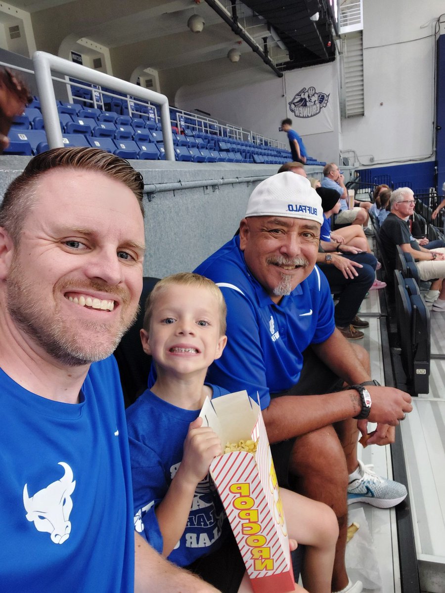 4_Hutch's tweet photo. Got to witness @BlueCollarUTBT at its best yesterday! Never count this team out. Thanks @Dontay_22 @Nick_P34 @cj_ball_is_LIfe &amp; X for coming over after the game to make PJ's day! #ForeverABull https://t.co/lkrZOEQGhz
