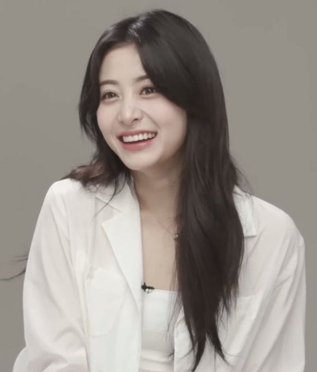 fimtwt's tweet photo. #HUHYUNJIN a thread — but as you scroll she gets older 🤍 https://t.co/UfI0MO3g8y