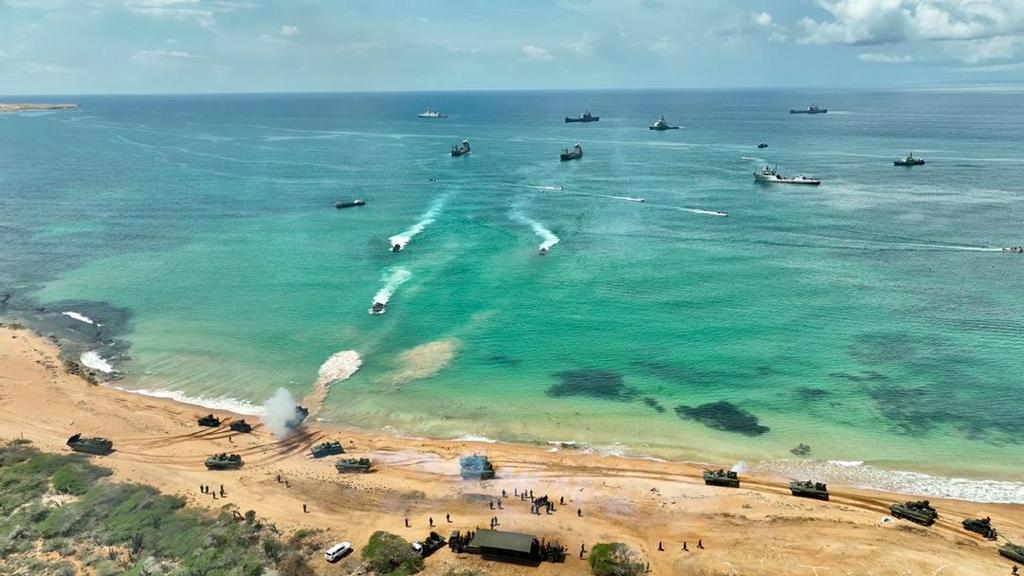 <a href="/NicolasMaduro/">Nicolás Maduro</a> Extraordinaria la Demostración Aeronaval Cívico - Militar desplegado sobre el hermoso Lago de Maracaibo para celebrar la victoria gloriosa que coronó la Batalla Naval del Lago hace 200 años. Honor y Gloria a los hombres y mujeres del pueblo y a todo nuestro