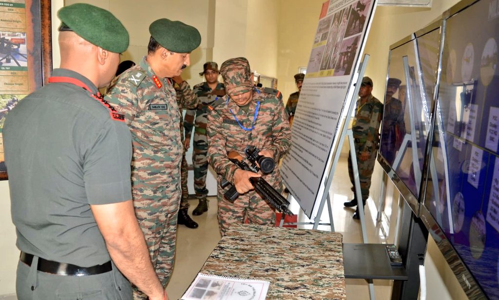 SWComd_IA's tweet photo. #RanbankuraWarriors successfully rehearsed and undertook  #DigitalBattleSimulations at #WARCEN. Lt Gen Sanjiv Rai,GOC #Chetak Corps applauded all ranks for their flawless planning,decision making &amp; effective adoption of transformative technology.

#YearofTransformation 
@adgpi https://t.co/sBFLOz8Dvs