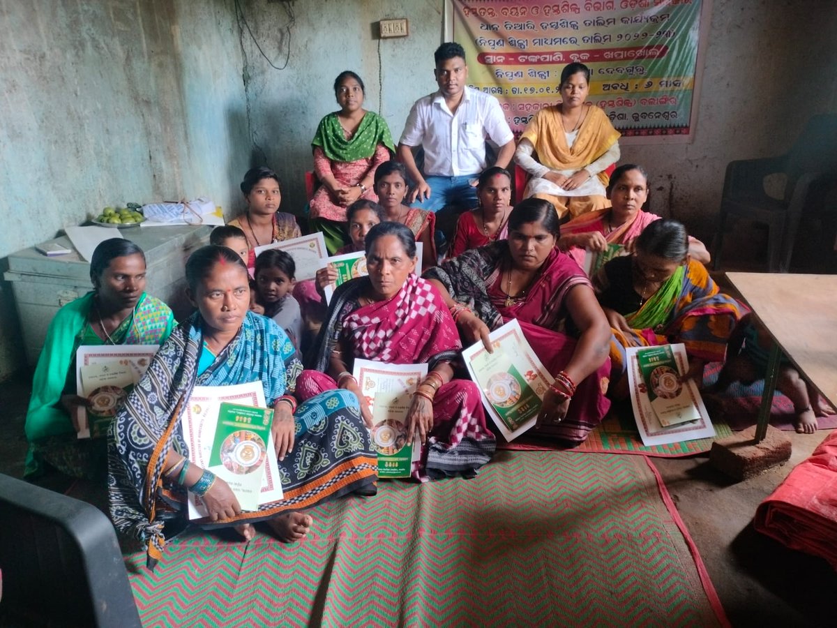 adhbolangir's tweet photo. valediction &amp; certificate distribution of 15 nos. Paddy Crafts Artisans under Master crafts man (MCM) training programme at Tankapani, Khaprakhol Block. https://t.co/48s27PtnJB