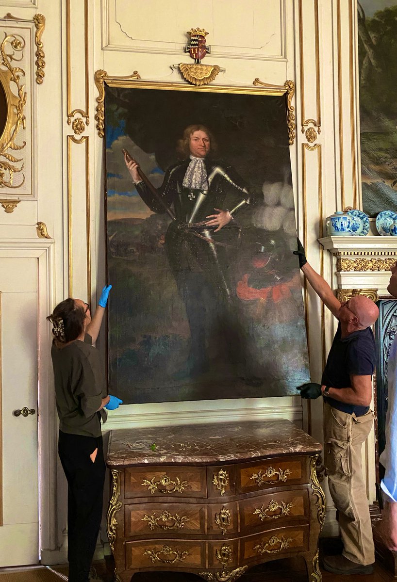 huibvanolden's tweet photo. Godard van Reede hangt weer (na 1,5 jaar vanwege de tentoonstelling Goet en Bloet) op zijn eigen plek in de eetkamer. Zijn formaat was maatgevend voor de architecten vader en zoon Cuypers die de eetkamer in 1899 hebben heringericht. @AmerongenCastle https://t.co/v2quYBZeiw