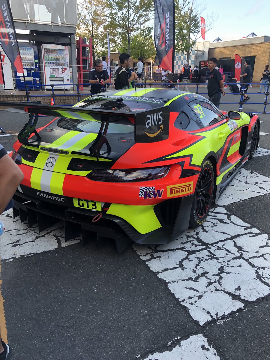 itoutti's tweet photo. Craft Bamboo Racingがレース後に、廃車で部品取り車輌の引き取りに来ました。
足のない車輌の積み込みは大変で、台車で引っ張るしかないのです。暑いのに大変でした。😱💦
茂木の１レース目、うちのメカが手伝ってるチームが2位、バンブーの37号車が3位で、良い場面もありました。😝

#arnageracing https://t.co/sq5Ncgp0TD