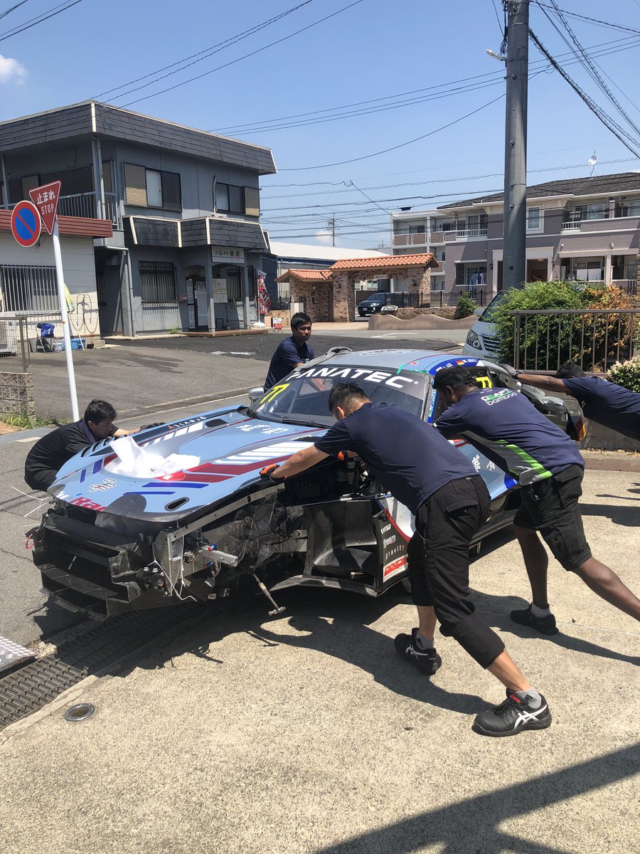 itoutti's tweet photo. Craft Bamboo Racingがレース後に、廃車で部品取り車輌の引き取りに来ました。
足のない車輌の積み込みは大変で、台車で引っ張るしかないのです。暑いのに大変でした。😱💦
茂木の１レース目、うちのメカが手伝ってるチームが2位、バンブーの37号車が3位で、良い場面もありました。😝

#arnageracing https://t.co/sq5Ncgp0TD