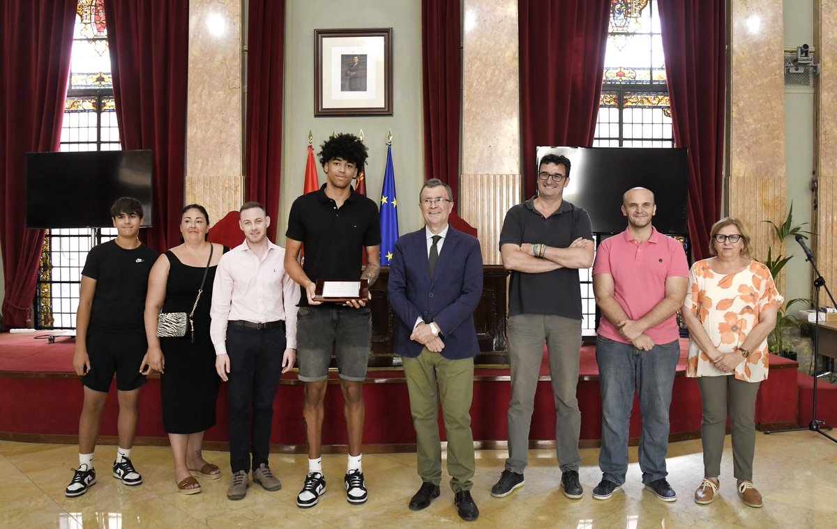 Ballesta_Murcia's tweet photo. Vas a llegar donde te propongas. 

Campeón del Mundo de baloncesto sub-19, campeón de Europa sub-18 y subcampeón del Mundo sub-17. MVP en los tres torneos. 

@izanalmansa es orgullo de Murcia. https://t.co/B4MVgDSgUS