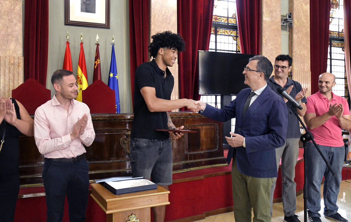Ballesta_Murcia's tweet photo. Vas a llegar donde te propongas. 

Campeón del Mundo de baloncesto sub-19, campeón de Europa sub-18 y subcampeón del Mundo sub-17. MVP en los tres torneos. 

@izanalmansa es orgullo de Murcia. https://t.co/B4MVgDSgUS