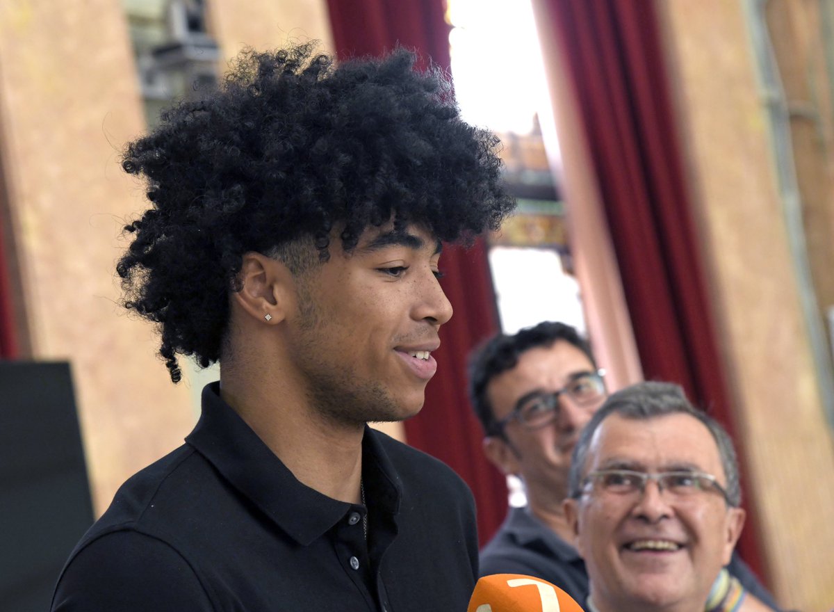 Ballesta_Murcia's tweet photo. Vas a llegar donde te propongas. 

Campeón del Mundo de baloncesto sub-19, campeón de Europa sub-18 y subcampeón del Mundo sub-17. MVP en los tres torneos. 

@izanalmansa es orgullo de Murcia. https://t.co/B4MVgDSgUS