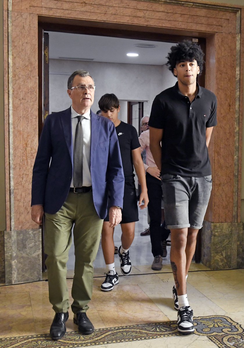 Ballesta_Murcia's tweet photo. Vas a llegar donde te propongas. 

Campeón del Mundo de baloncesto sub-19, campeón de Europa sub-18 y subcampeón del Mundo sub-17. MVP en los tres torneos. 

@izanalmansa es orgullo de Murcia. https://t.co/B4MVgDSgUS