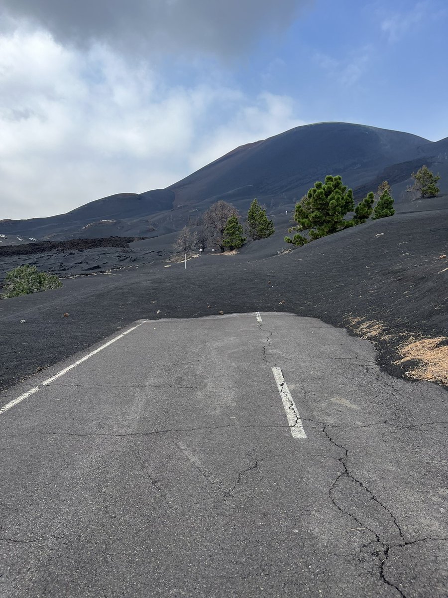 Indie_Tal's tweet photo. #LaPalma has shown me to the raw reality of studying #Geology 
I see the beauty, but also the power this island holds. 

I see how science communication is important, and I understand the responsibility and privilege as a scientist to communicate science efficiently
@GeoTenerife https://t.co/bjUq1htWKW