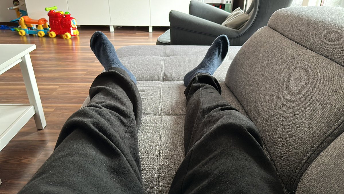 Pecky1381's tweet photo. Frau und K2 machen Mittagsschlaf. K1 spielt Switch. Papa kann Couchen. #bestesleben #Papa #ruhezeit #gleichberechtigung #NormalPeople https://t.co/ysfDGeOApp