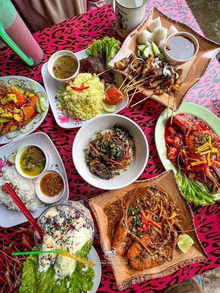 MalaysianFoods's tweet photo. Ingatkan dekat Thailand 
Rupanya dekat Malaysia je guys ! DABONG 🥰

Dengan berlakunya fenomena TRAIN TO DABONG, ramai dah sedar yang di Dabong memang terdapat banyak restoran dan makanan yang sangat sedap.

Jom kami listkan kedai makan untuk Dabong Food Hunting anda😘 https://t.co/NWODkyTUYF
