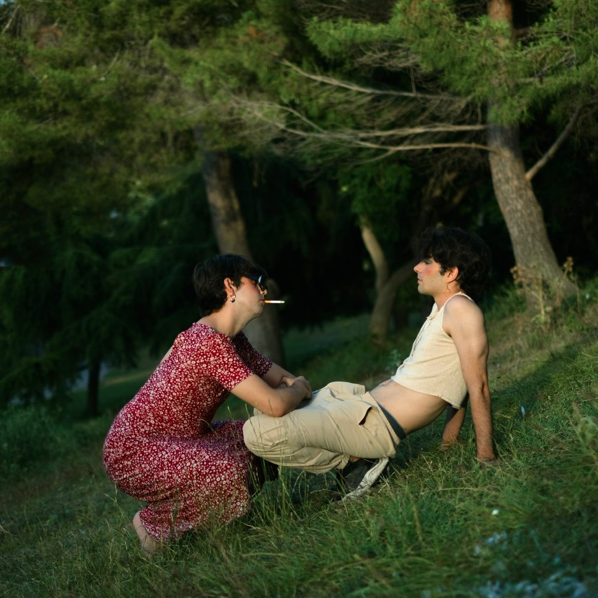 a “DSX”, primer single, parlem d’uns dits ben antics, de la temptació de textures prohibides que encenen el desig, d’amagatalls i de flors comestibles que queden mal posades entre les dents
❤️‍🔥❤️‍🔥❤️‍🔥LINK BIO❤️‍🔥❤️‍🔥❤️‍🔥 🥀✨✨🔥