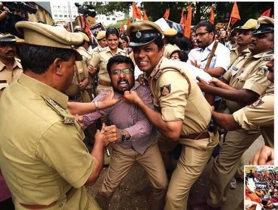 vinaybidre's tweet photo. ನನ್ನ ದಿನಗಳು…..
ಅಭಾವಿಪ ದಿನಗಳು…..
ಹೋರಾಟದ ದಿನಗಳು…..
#9YearsBack
ವಿದ್ಯಾರ್ಥಿನಿಯರು ಹಾಗು ಮಹಿಳೆಯರ ಮೇಲೆ ನಡೆಯುತ್ತಿದ್ದ ದೌರ್ಜನ್ಯದ ವಿರುದ್ದ 9ವರ್ಷಗಳ ಹಿಂದೆ ಇದೇ ದಿನ ಬೆಂಗಳೂರಿನಲ್ಲಿ ನಡೆದ ಹೋರಾಟದಲ್ಲಿ…..
ವಿದ್ಯಾರ್ಥಿ ಶಕ್ತಿ ಗುಡುಗಿದರೆ- ವಿಧಾನ ಸೌಧ ನಡುಗುವುದು. @ABVPVoice @laveenkotian https://t.co/iYy5aSR4yy