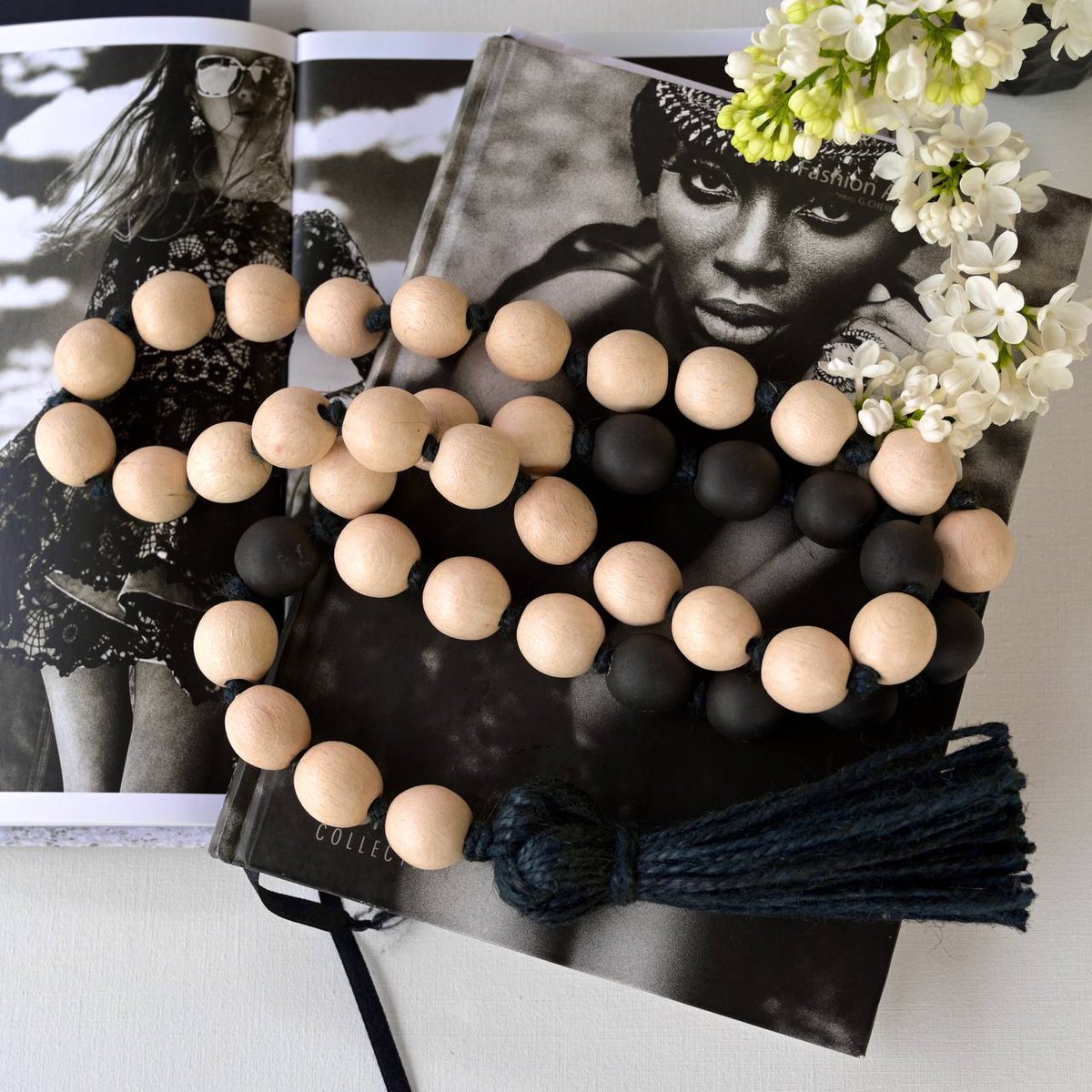 NattLaby's tweet photo. 📚🏡This wooden garland complements any decor style effortlessly. From classic novels to fantasy tales, every book finds its perfect spot with this delightful accessory. 📚🎀  #SimpleBeauty #HomeDecorInspo #ReadingNook #InteriorDelights #HyggeLifestyle https://t.co/p1KZJIJXLo https://t.co/dSjlkeaoBA