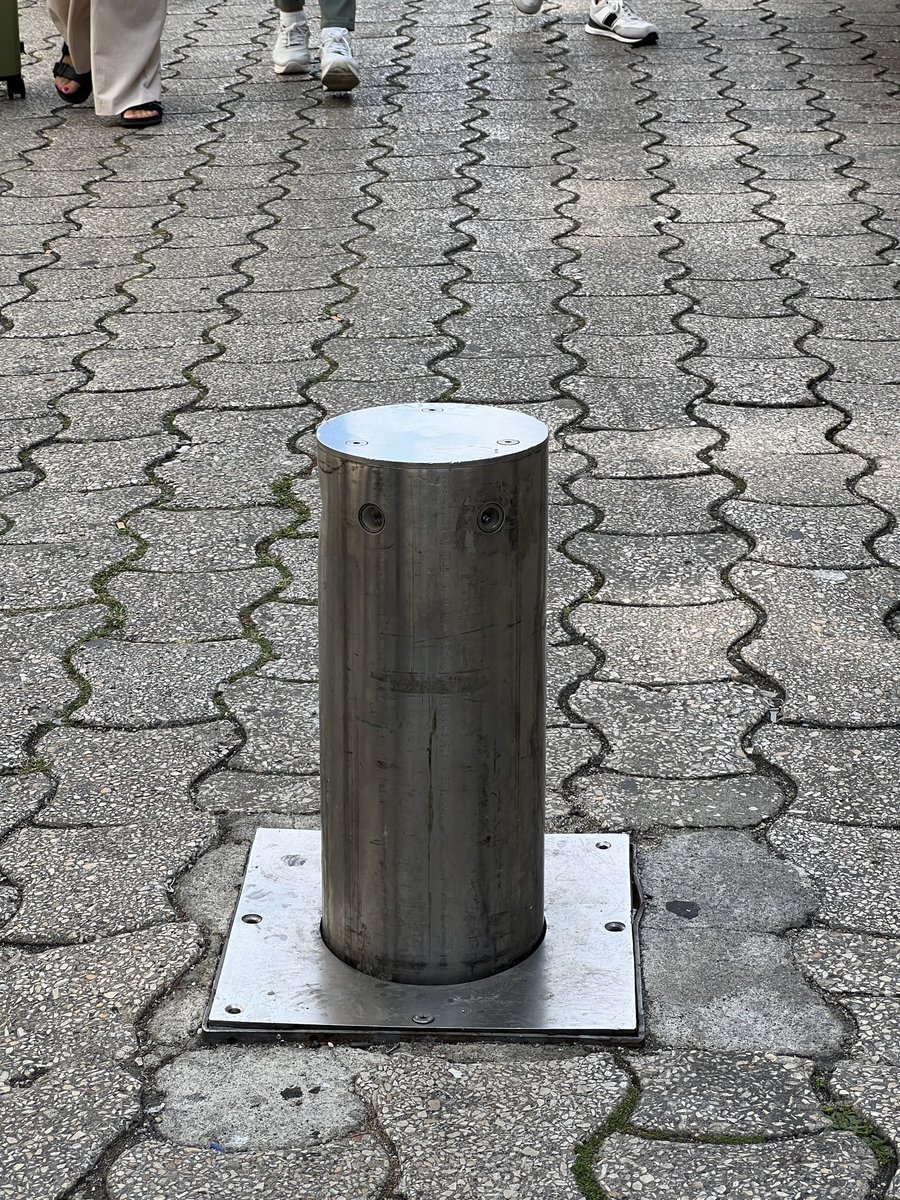 Hef aldrei skilið hvers vegna svona gaurar (bollards) eru ekki notaðir í Reykjavík. Til dæmis í göngugötum þar sem þarf að stýra umferð ökutækja. <a href="/bjornteits/">Björn Teitsson</a> - <a href="/Dagurb/">dagur@reykjavik.is</a> ?