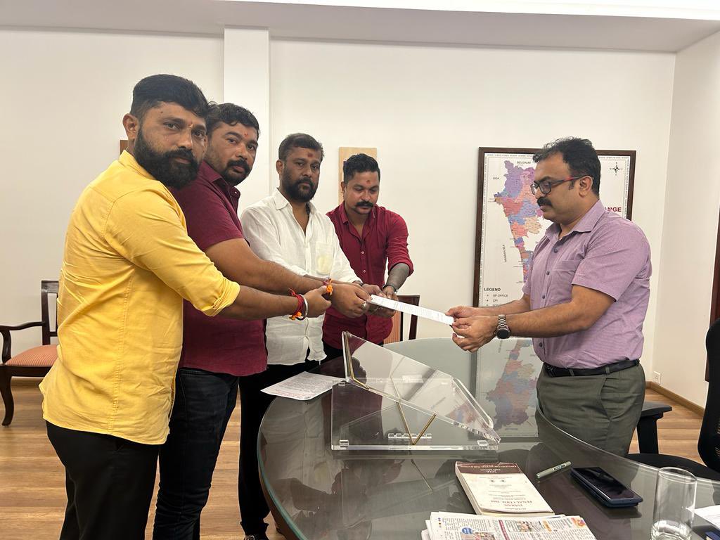 ಉನ್ನತ ಮಟ್ಟದ ತನಿಖೆಗೆ ಆಗ್ರಹ 
:
ಮೂವರು ಪ್ಯಾರಾ ಮೆಡಿಕಲ್ ಡಿಪ್ಲೋಮ ಕಲಿಯುತ್ತಿರುವ ಮುಸ್ಲಿಂ ವಿದ್ಯಾರ್ಥಿನಿಯರನ್ನು ಕಾಲೇಜಿನಿಂದ ಸಸ್ಪೆಂಡ್ ಮಾಡಿದ್ದಾರೆ. 
 ಅದರಿಂದ ಆ ಮೂವರು ವಿದ್ಯಾರ್ಥಿನಿಯರ ವಿಚಾರಣೆಗೆ ಒಳಪಡಿಸಿ, ತಕ್ಷಣ ಅವರ ಮೇಲೆ ಕೇಸು ದಾಖಲಿಸಿ ಉನ್ನತ ಮಟ್ಟದ ತನಿಖೆಗೆ ಪೋಲಿಸ್ ಇಲಾಖೆ ಗೆ ಆಗ್ರಹಿಸುತ್ತೇನೆ.