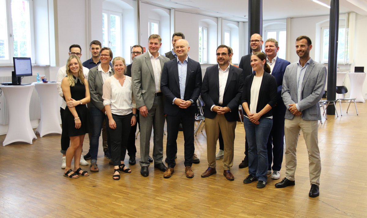 TH_Augsburg's tweet photo. Clevere #Digitalisierung im Bereich #Healthcare: @klausholetschek, bayer. Gesundheitsminister, informierte sich an der THA über die Projekte SMILe &amp; DARE. SMILe ist ein digital gestütztes Nachsorgemodell für Patient:innen nach Stammzellentransplantationen. https://t.co/DAKyRYkmxV https://t.co/Hapjrpd4Kf
