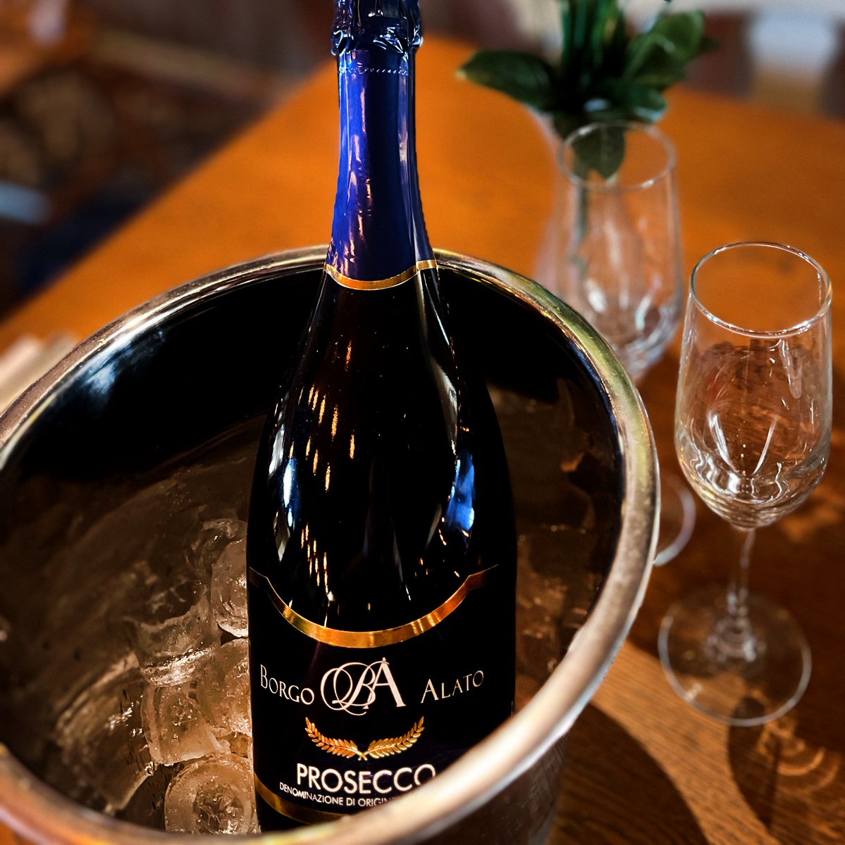RedWithington's tweet photo. Get that Friday feeling with Red Lion Fizz Fridays! 🥂
Start the weekend fun and enjoy £5 off prosecco and £10 off champagne 🍾 https://t.co/Asa6XWi46t