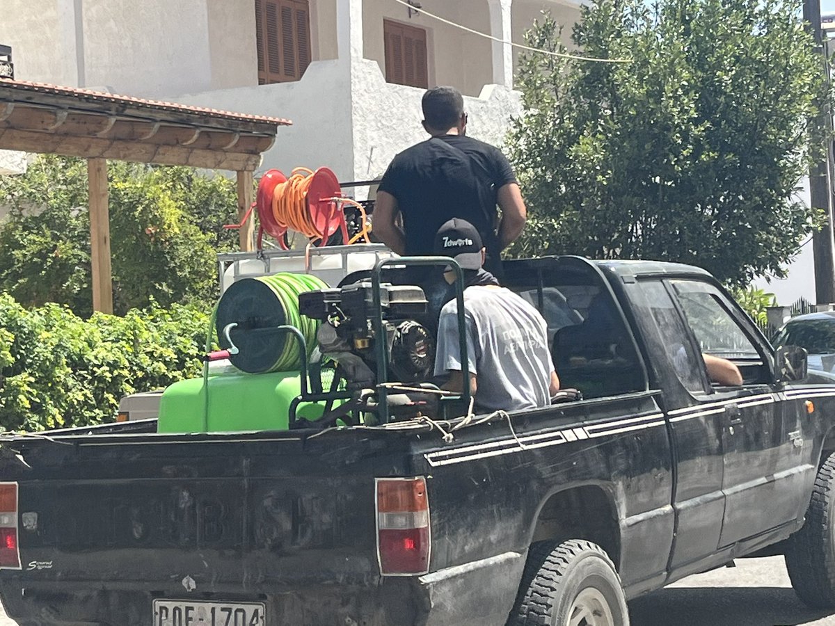 Au village de Gennadi #Rhodes des volontaires se preparent pour partir au front #Rhodesfires