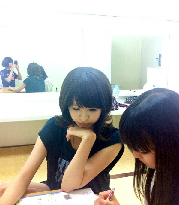 TGSastalight's tweet photo. 「TIF2012リハきのこーん♪空き時間に東京女子流新井ひとみ天使ちゃんに勉強を教える相方たん。見守るきのこーん♪(笑)」レナ
出典:https://t.co/0iSARyC7GW 2012/07/25
#新井ひとみ #東京女子流 #女子流 #お台場 #TIF #TIF2012 #リハーサル #楽屋 #バニラビーンズ #バニビ #レナ #リサ #宿題 https://t.co/iqWncnEt5N