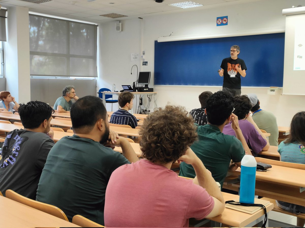 FisicaUB's tweet photo. Segona i darrera setmana de la School on #StatisticalPhysics of Complex Systems, amb més cursos i seminaris.
A la imatge, la chair Carmen Miguel, el ponent @josperello i foto de família amb els participants en la Facultat de Física de la @UniBarcelona
🖱️https://t.co/hsCqKyds9J https://t.co/c3t6ASPmmT