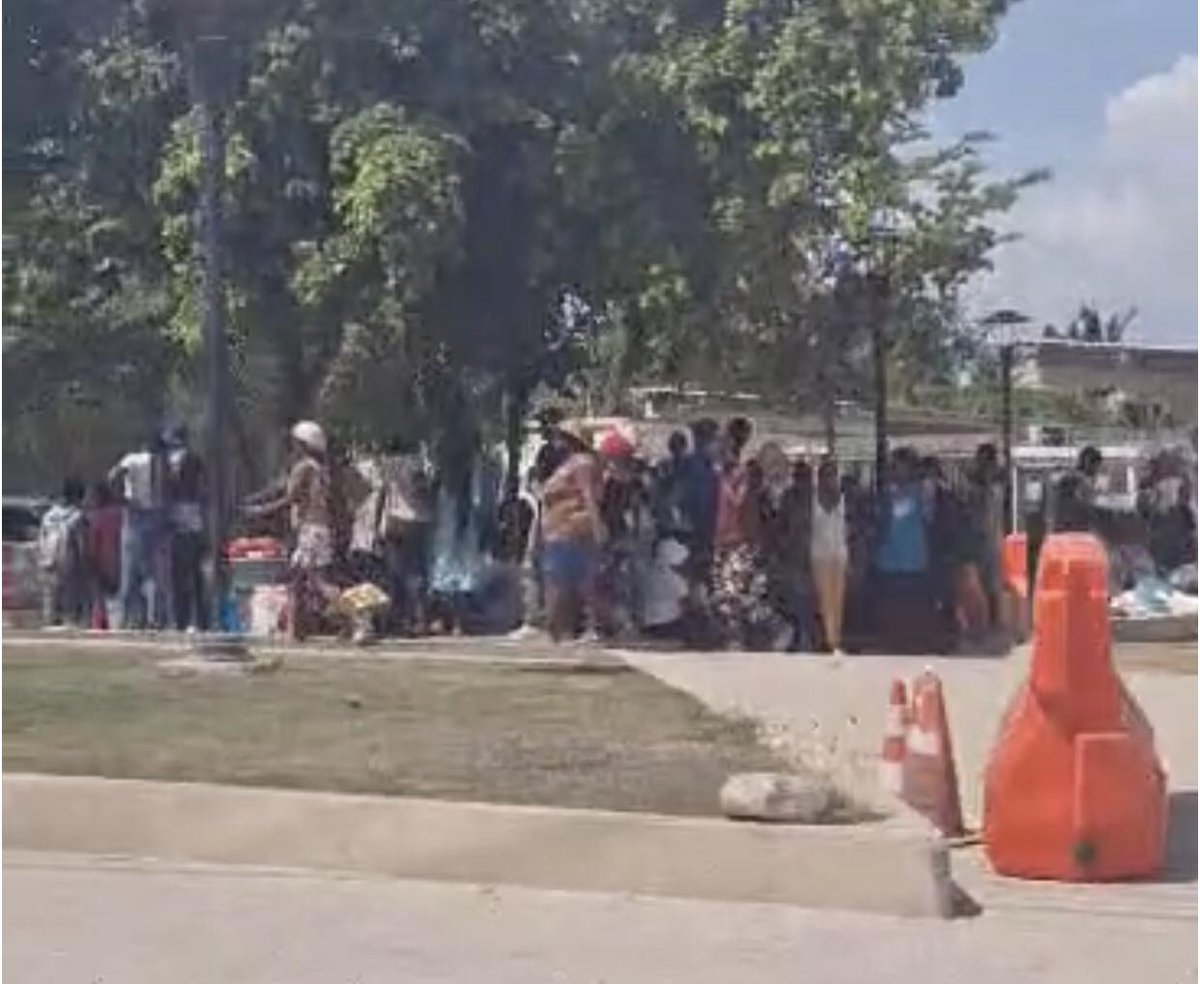 AkawoTv's tweet photo. Face à la menace des gangs armés qui tirent dans toutes les directions à Tabarre, plusieurs habitants ont fui leurs maisons pour se réfugier devant l’ambassade américaine. « On est là pour échapper à la fureur des gangs armés », ont-ils fait savoir.#akawotv https://t.co/uoopo8JZ78
