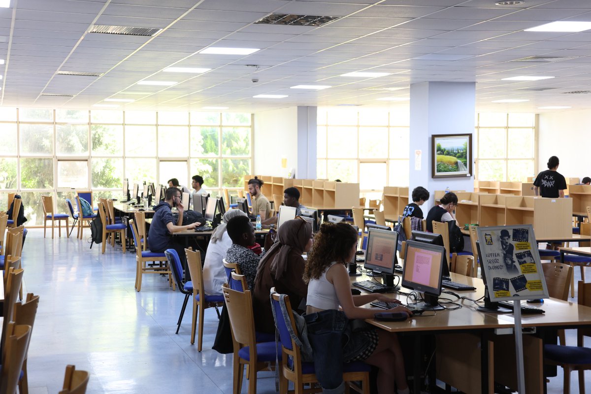 Koleksiyonunda 370 bin basılı eser📚,400 bin e-kitap, 444 el yazması nadir eser ile görme engelli bireyler için 325 adet sesli kitap bulunan; bilgiye erişimde engelleri ortadan kaldıran #universitemDEU kütüphanelerimiz, öğrencilerimize akademik takvim 🗓️boyunca kesintisiz hizmet