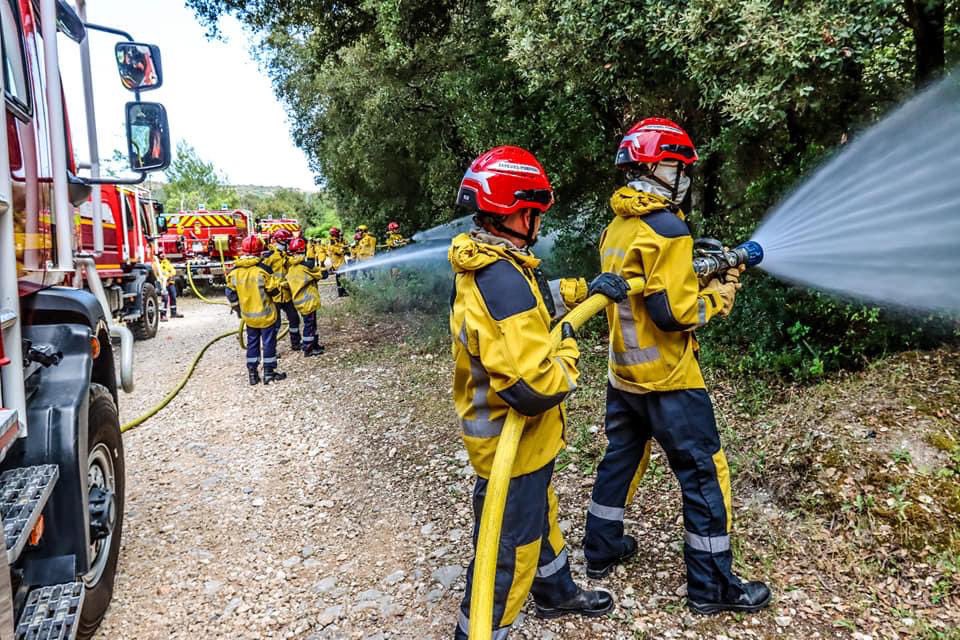 Plusieurs départs de feux ont été signalés dans les #AlpesMaritimes (06).

Soutien aux soldats du feu du @sdis06 engagés sur l’incendie de végétation à #Utelle et #Bairols #Aiglun 

📷 @sdis06
