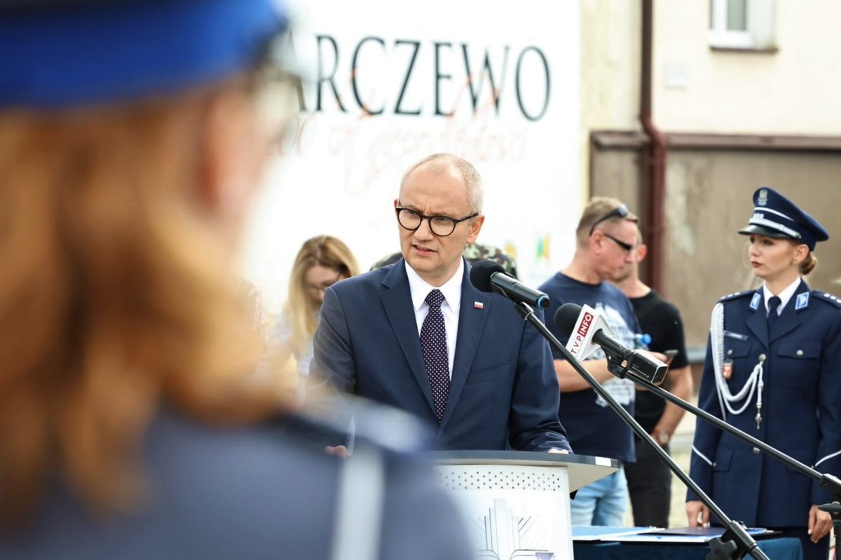 MSWiA_GOV_PL's tweet photo. Wiceminister @pobozy w #Barczewo: Konsekwentnie przywracamy, odtwarzamy i tworzymy nowe posterunki @PolskaPolicja, dbając jednocześnie o infrastrukturę i odpowiednią liczbę etatów. W ostatnich latach #ProgramModernizacji odtworzyliśmy i utworzyliśmy łącznie 163 posterunki. https://t.co/jhUZ6rUpxX