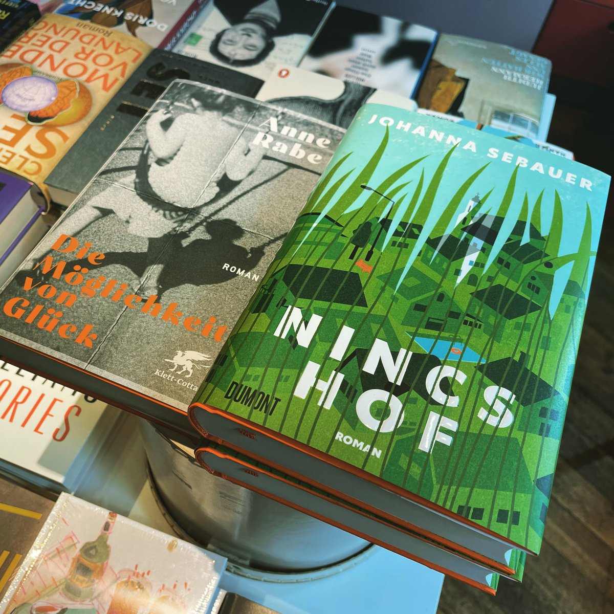 Hier: Buchkantine — In meiner Berliner Kiez-Buchhandlung suchen sie auch schon nach dem fiktiven Dorf Nincshof. Meine Prognose: Bestsellerautorin in spe. Wird verfilmt. Vertont ist die Burgenland-Safari mit <a href="/johannasebauer/">Johanna Sebauer</a> schon. Zu 🎧ab 17.8. hier 👉 ardaudiothek.de/sendung/orte-u…